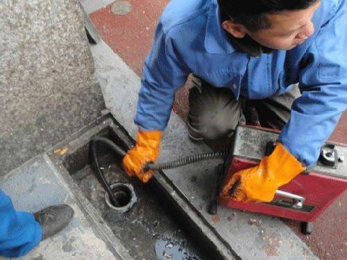 嘉积镇疏通下水道