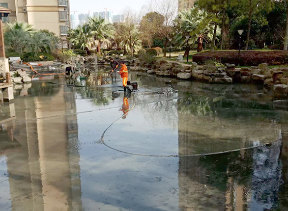 嘉积镇景观池淤泥清理