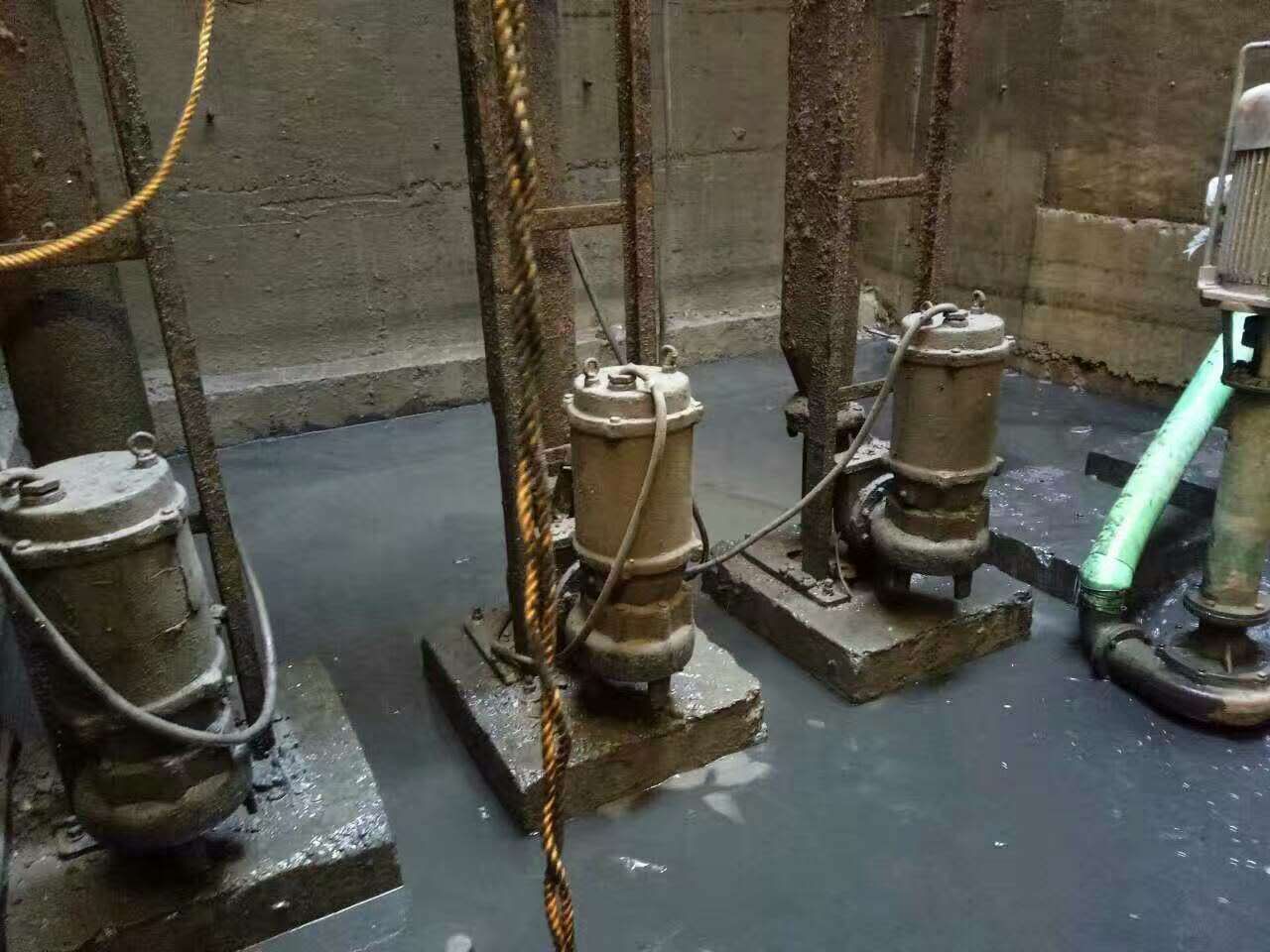 嘉积镇污水池清理